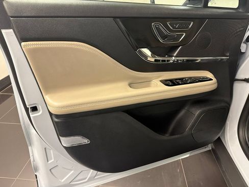 Certified 2025 Lincoln Corsair AWD w/ Equipment Group 101A image 28