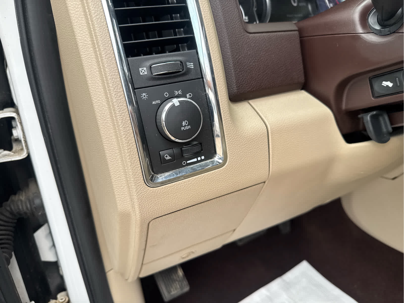 Used 2014 RAM 1500 Laramie w/ Convenience Group AWD/4WD image 27