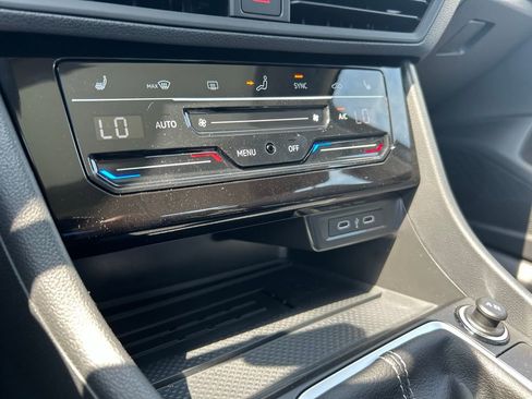 Used 2025 Volkswagen Jetta SE w/ Sunroof Package image 48