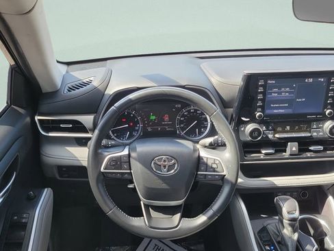 Used 2022 Toyota Highlander XLE FWD image 15