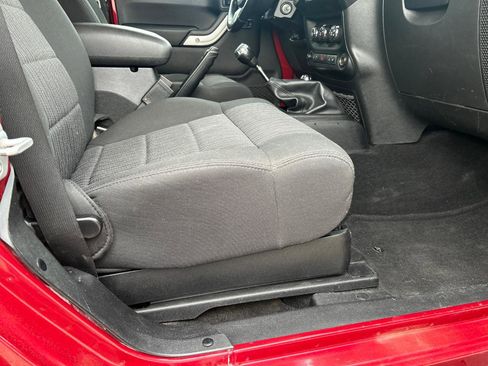 Used 2012 Jeep Wrangler Rubicon w/ PWR Convenience Group image 22