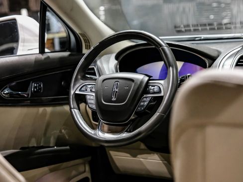 Used 2019 Lincoln Nautilus Reserve image 16