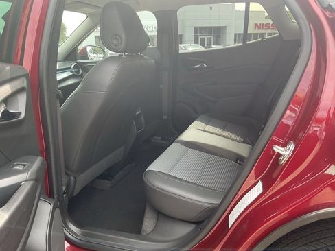 Used 2025 Chevrolet Trax LT w/ LT Convenience Package FWD image 13
