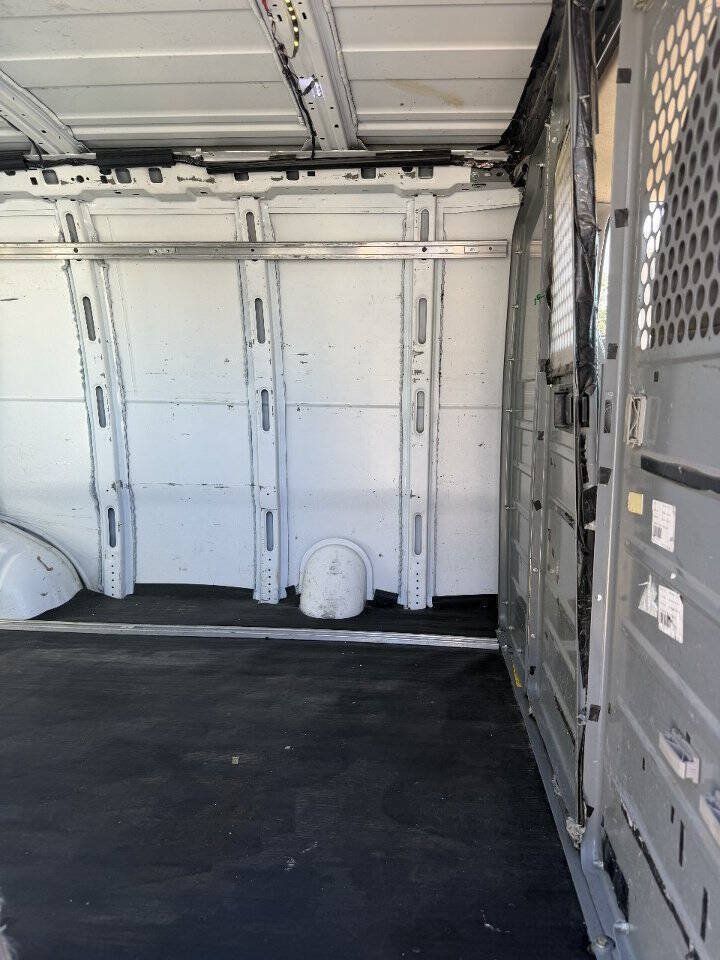 Used 2015 Chevrolet Express 2500 RWD image 12
