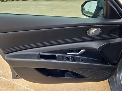 Used 2025 Hyundai Elantra Limited FWD image 14