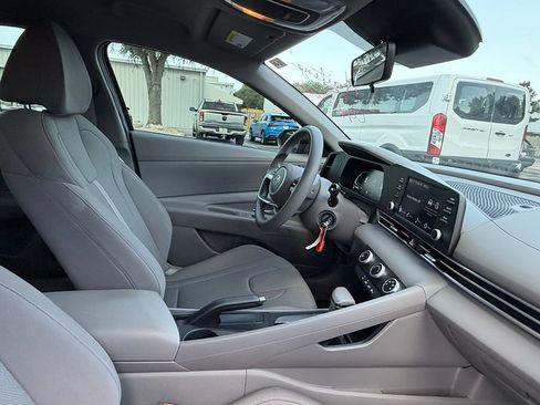 Used 2024 Hyundai Elantra SE FWD image 29