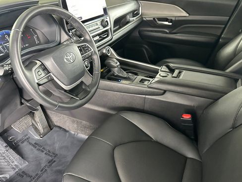 Used 2025 Toyota Grand Highlander FWD image 11