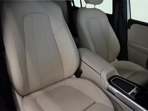 Used 2025 Mercedes-Benz GLB 250 4MATIC w/ Winter Package image 6