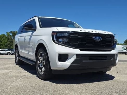 Used 2025 Ford Expedition Active AWD/4WD image 7