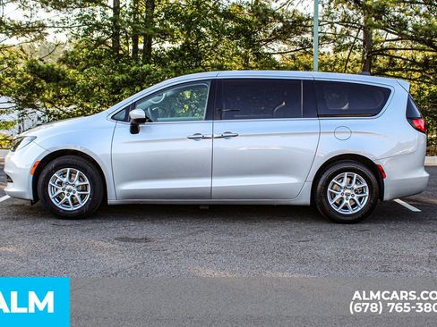 Used 2023 Chrysler Voyager LX FWD image 7