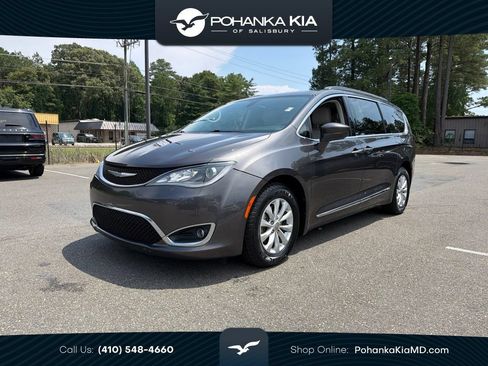 Used 2017 Chrysler Pacifica Touring-L FWD image 1