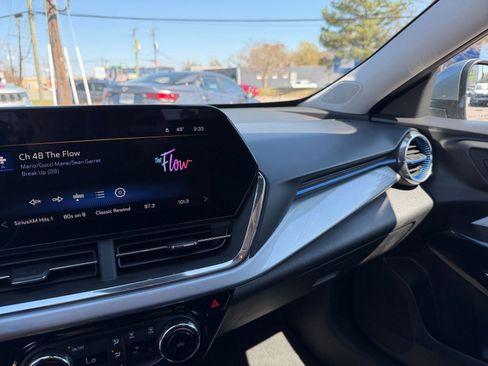 Used 2025 Chevrolet Trax LT image 34