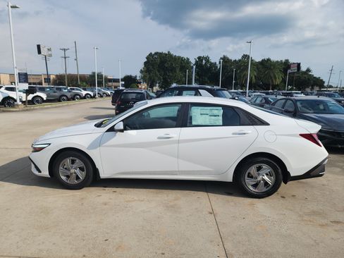 New 2026 Hyundai Elantra SE FWD image 4