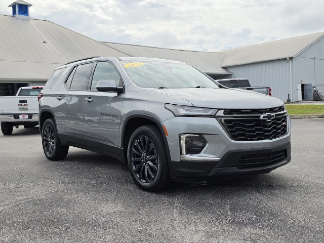 Used 2023 Chevrolet Traverse RS FWD image 2