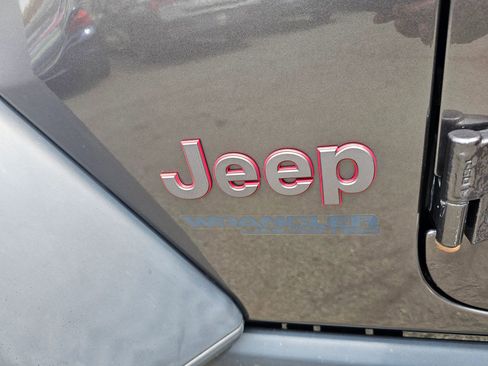 Used 2019 Jeep Wrangler Unlimited Rubicon w/ Dual Top Group AWD/4WD image 33