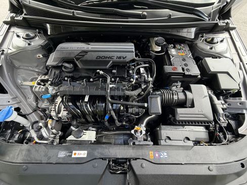 Used 2025 Hyundai Elantra SE w/ Cargo Package FWD image 12