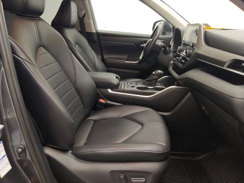 Used 2020 Toyota Highlander XLE AWD/4WD image 21