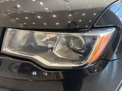Used 2017 Jeep Grand Cherokee Laredo AWD/4WD image 9