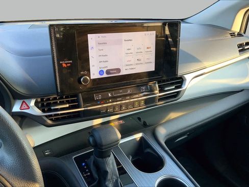 Used 2025 Toyota Sienna LE FWD image 6