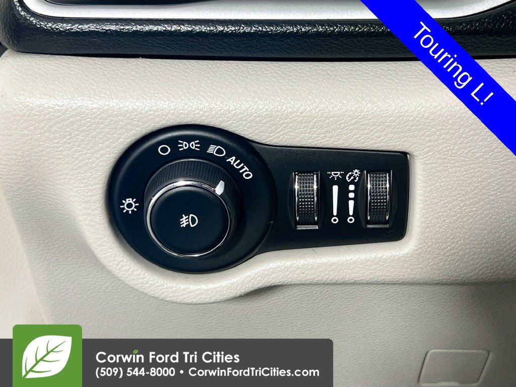 Used 2020 Chrysler Pacifica Touring-L FWD image 20