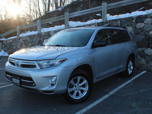 Used 2011 Toyota Highlander Hybrid w/ Cold Weather Pkg image 2