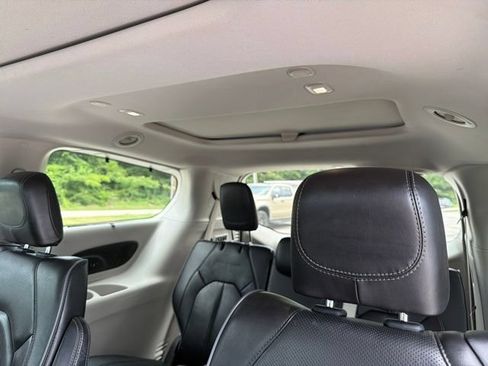 Used 2019 Chrysler Pacifica Limited FWD image 24