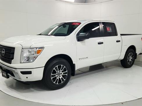 Used 2024 Nissan Titan SV w/ SV Convenience Package image 3