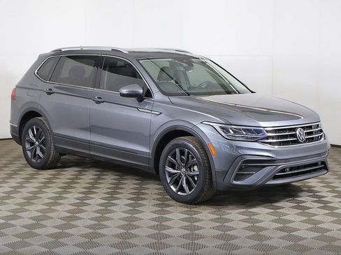 Used 2022 Volkswagen Tiguan SE w/ Panoramic Sunroof Package image 54