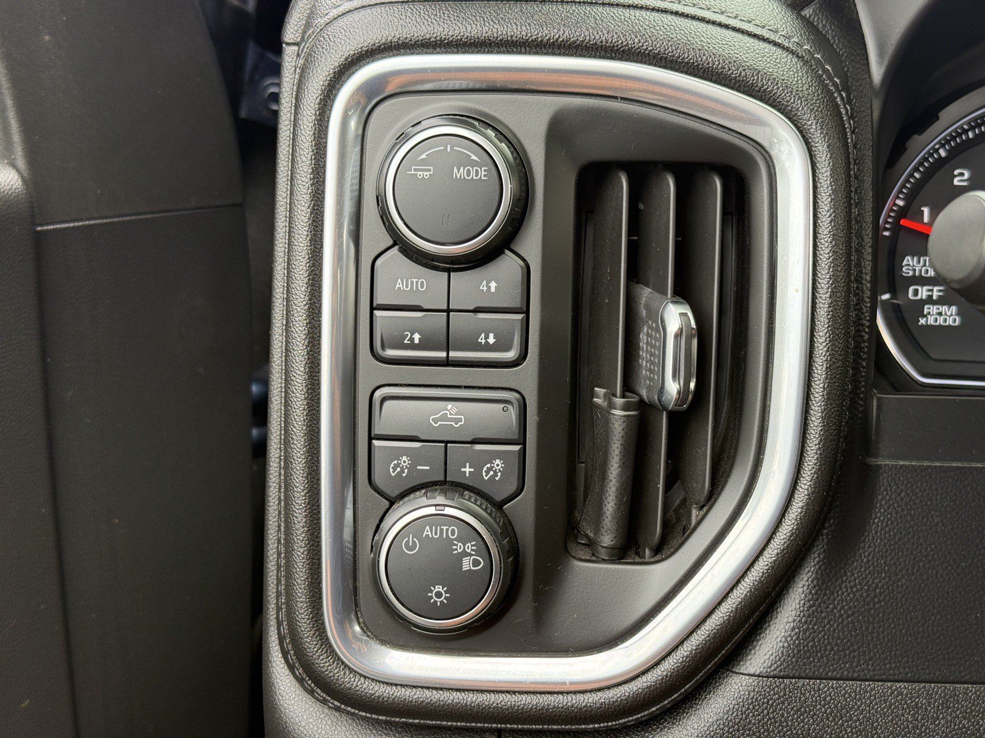 Used 2021 Chevrolet Silverado 1500 LT w/ Z71 Off-Road Package AWD/4WD image 30