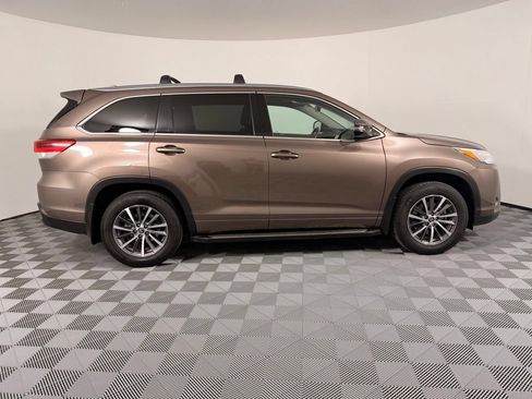 Used 2018 Toyota Highlander XLE AWD/4WD image 7