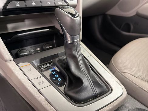 Used 2017 Hyundai Elantra Limited image 31