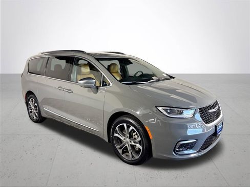 Used 2022 Chrysler Pacifica Pinnacle AWD/4WD image 4