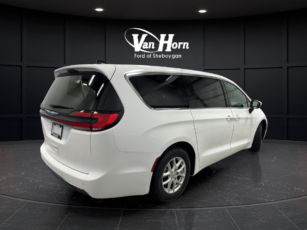 Used 2023 Chrysler Pacifica Touring-L FWD image 7
