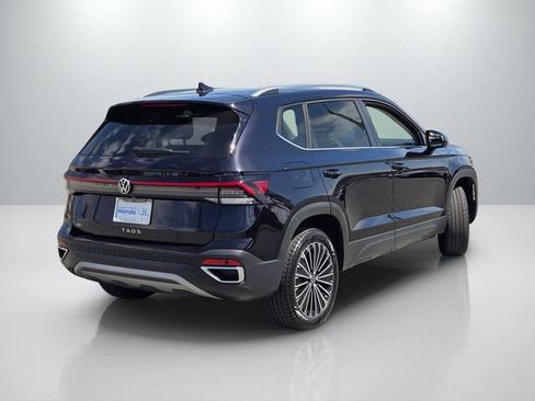Used 2025 Volkswagen Taos SE FWD image 4