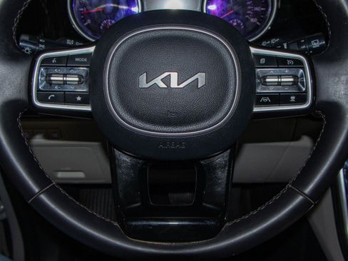 Used 2024 Kia Carnival EX FWD image 12