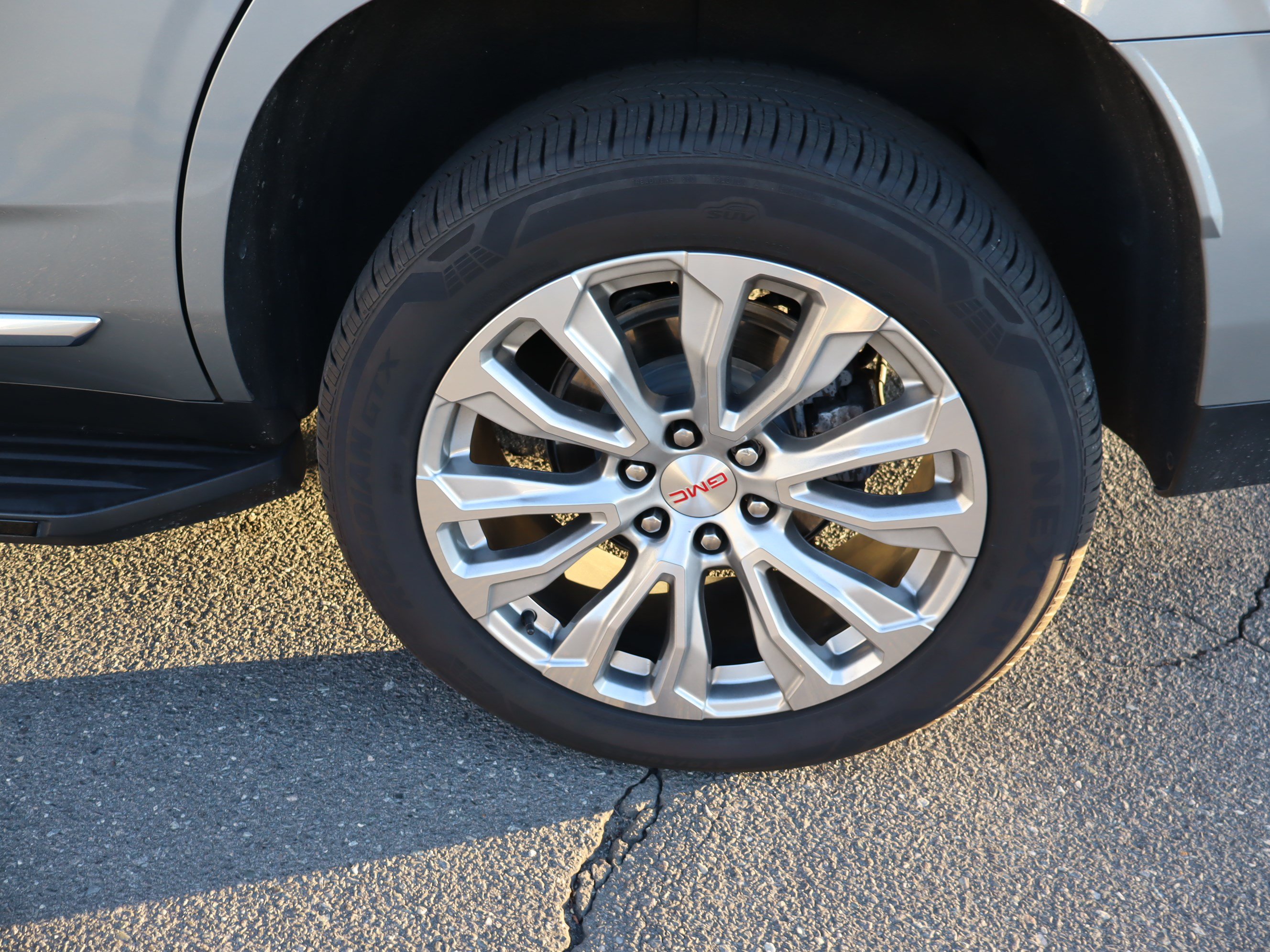 Used 2024 GMC Yukon Denali RWD image 41