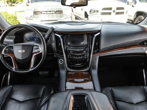 Used 2018 Cadillac Escalade Luxury RWD image 12