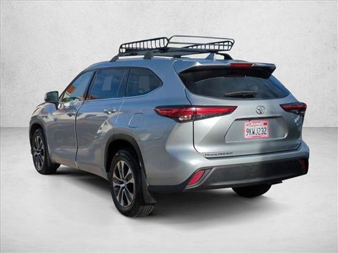 Used 2022 Toyota Highlander XLE AWD/4WD image 8