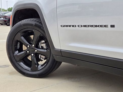 Used 2025 Jeep Grand Cherokee L Laredo RWD image 32