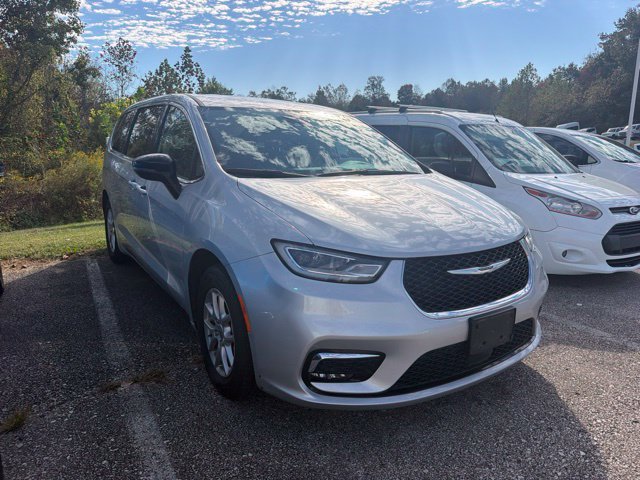 Used 2024 Chrysler Pacifica Touring-L FWD image 1