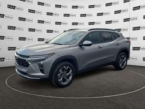 Used 2025 Chevrolet Trax LT w/ LT Convenience Package image 2