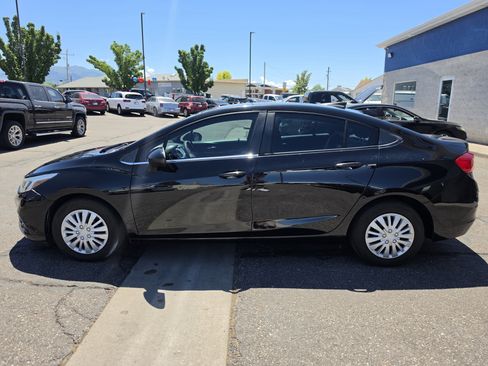 Used 2017 Chevrolet Cruze LS FWD image 4