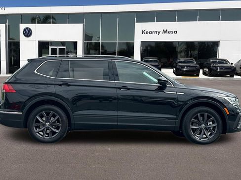Used 2023 Volkswagen Tiguan SE w/ Panoramic Sunroof Package FWD image 3