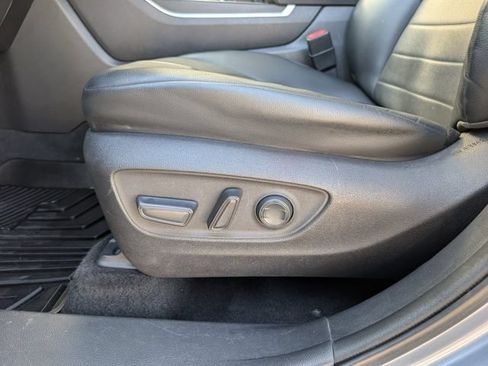 Used 2020 Toyota Highlander XLE FWD image 21