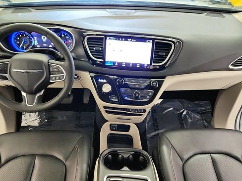 Used 2024 Chrysler Pacifica Touring-L FWD image 27