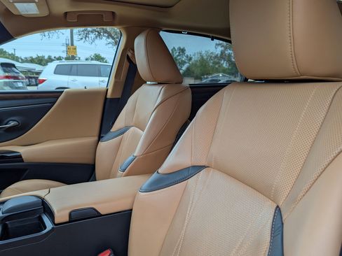 Used 2022 Lexus ES 300h Ultra Luxury image 14