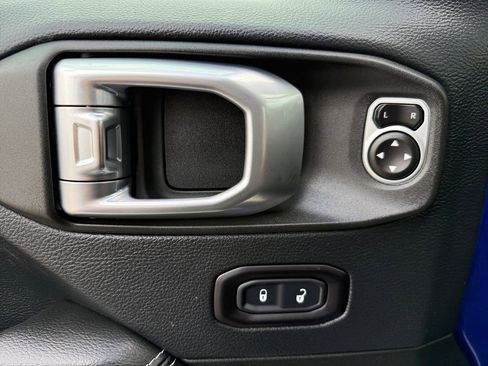 Used 2018 Jeep Wrangler Unlimited Sahara image 24