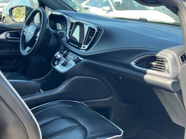 Used 2025 Chrysler Pacifica Limited FWD image 31