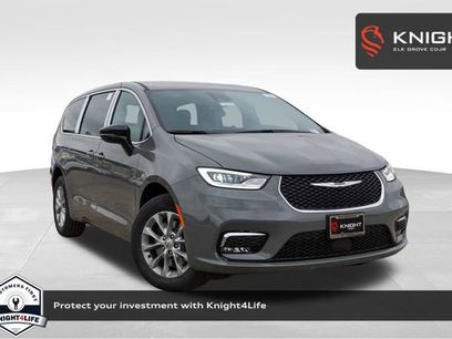 New 2025 Chrysler Pacifica Select w/ Uconnect Theater Family Group