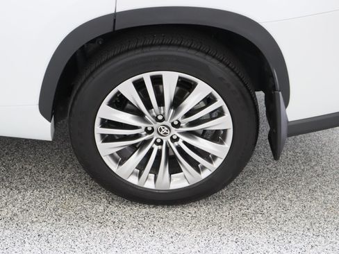 Certified 2026 Toyota Highlander Platinum AWD/4WD image 10